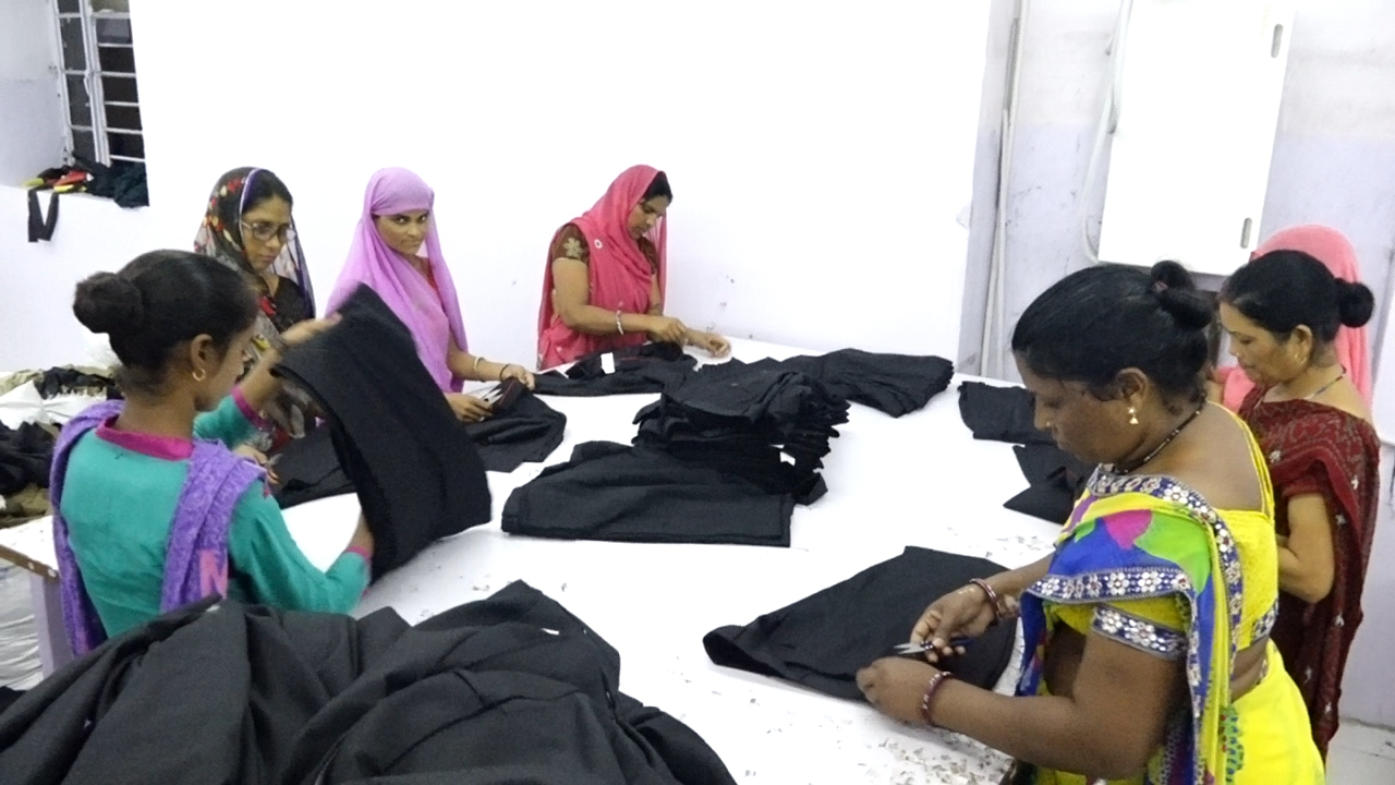 Thread cutting of Garments