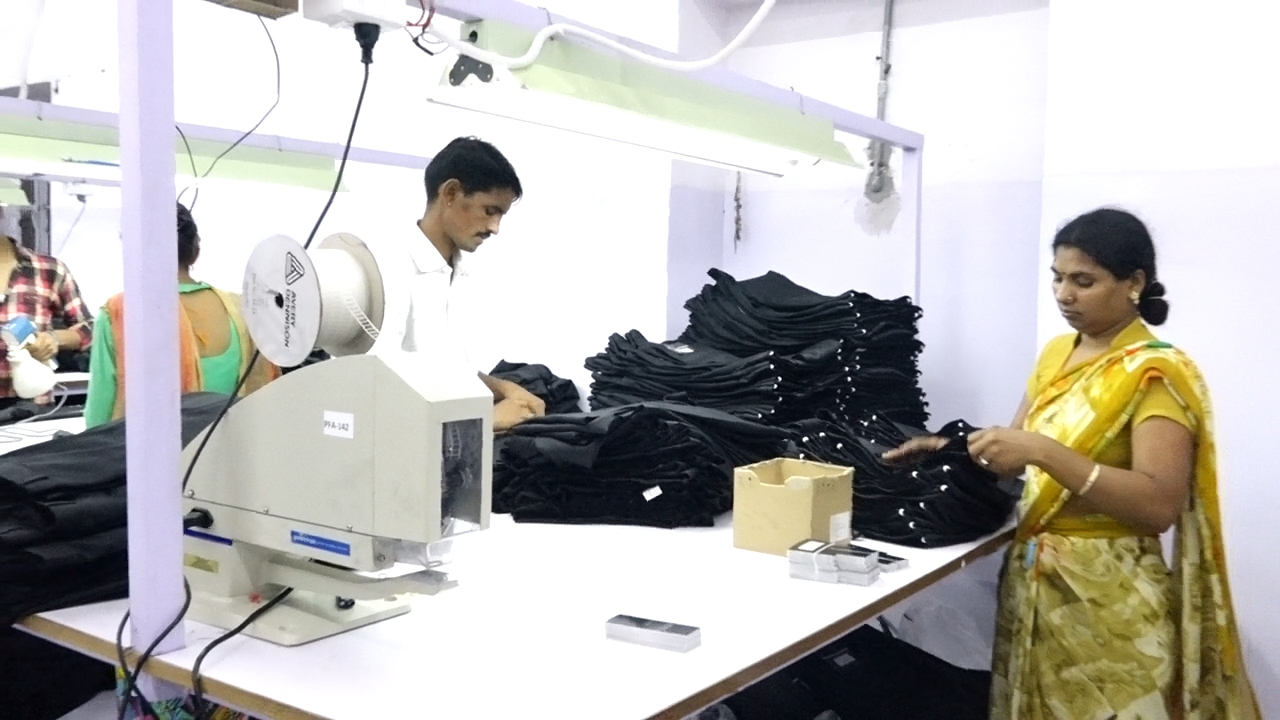 Garments Packing