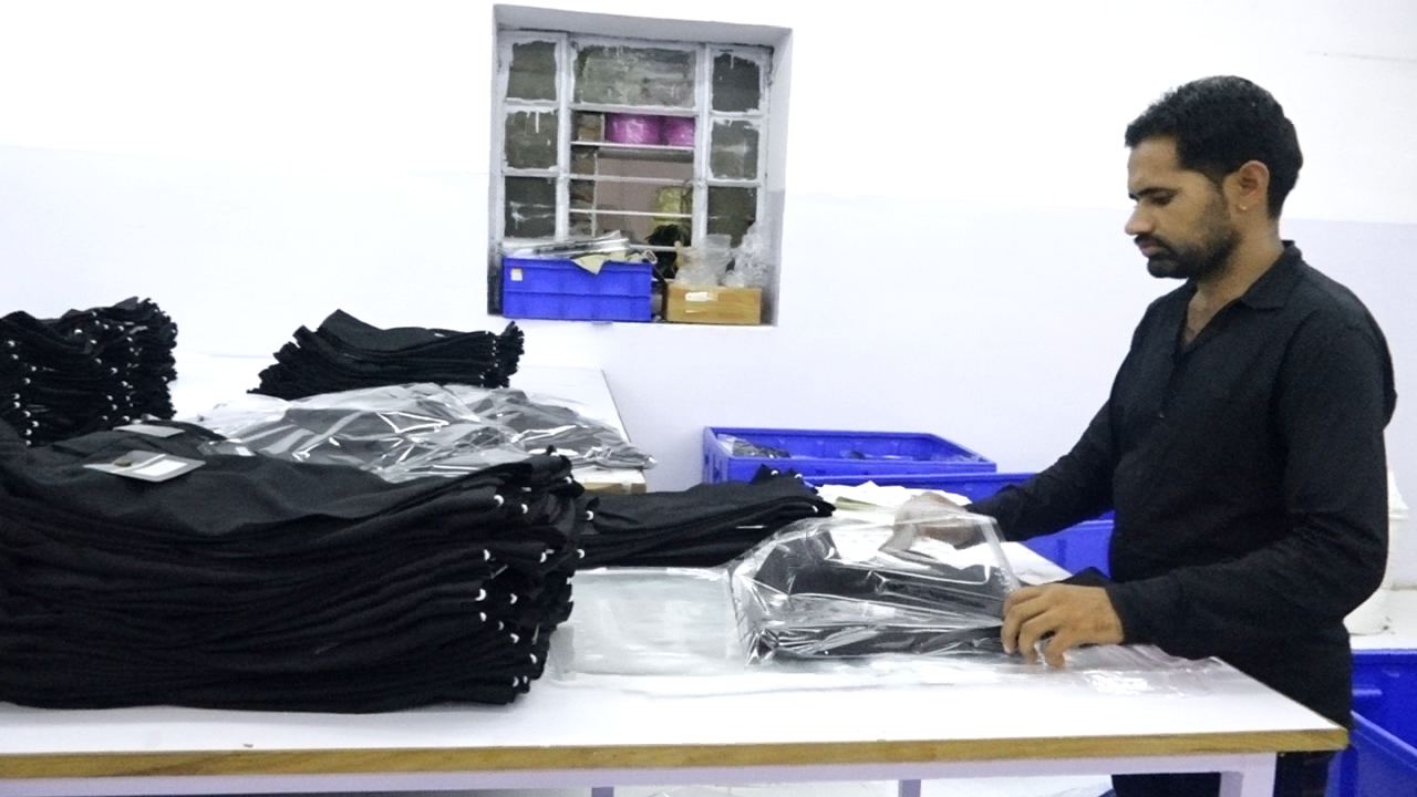 Garments Packing